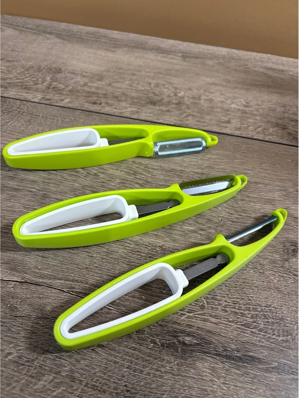 Set of 3 Green and White Vegetable Peelers with Stainless Steel Blades